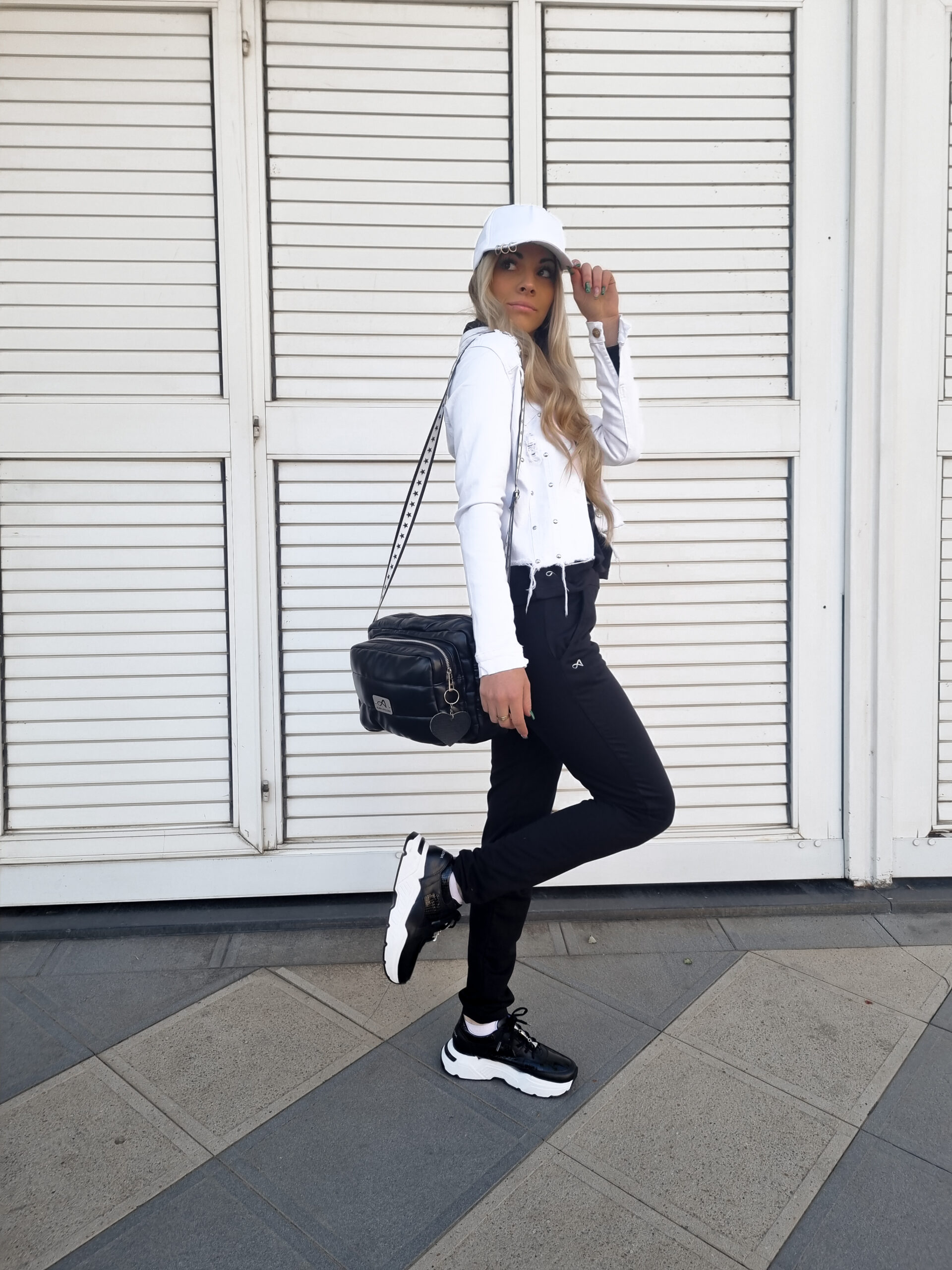 Campera jean blanca con tachas - Imagen 2