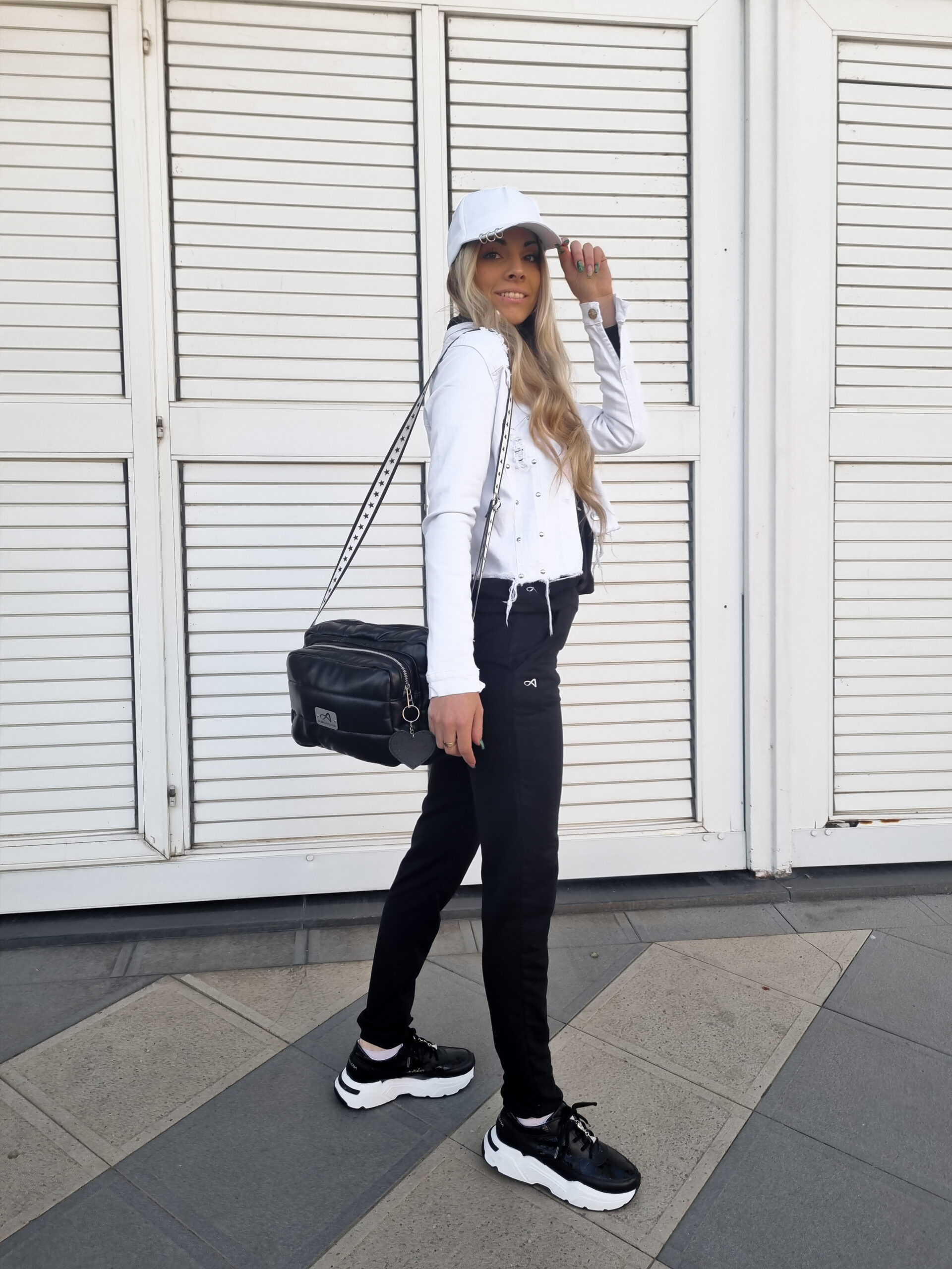 Campera jean blanca con tachas - Imagen 3