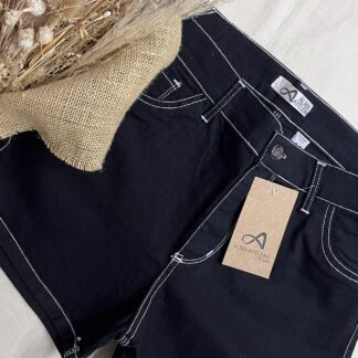 Short negro costuras blancas